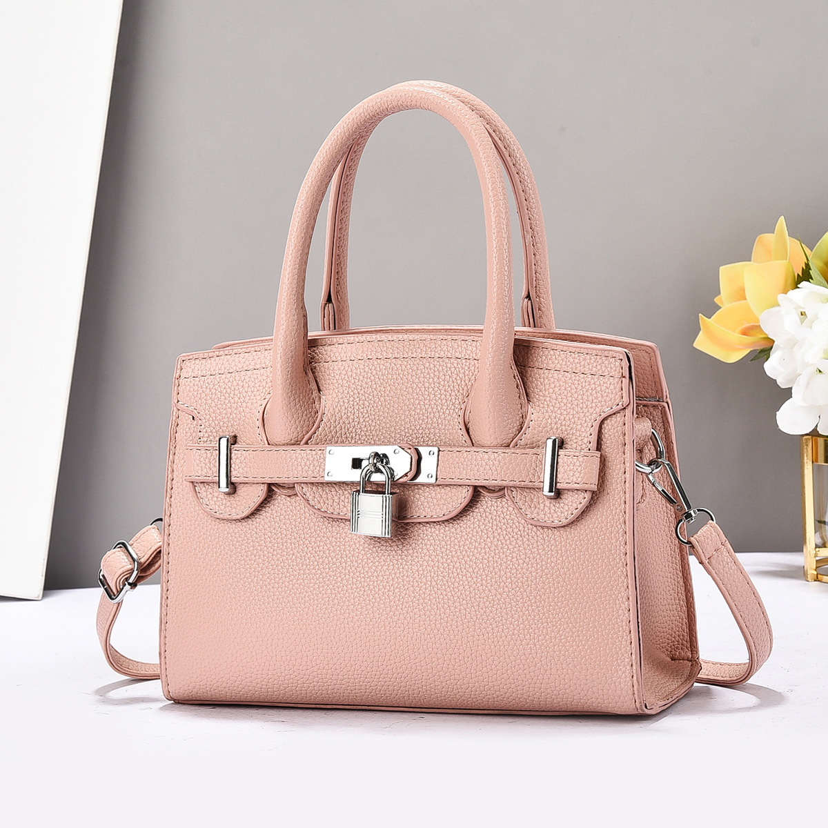 Ladies' bag 2025 New style small lock pendant fashionable handbag, elegant for commuting, single-shoulder crossbody bag details Picture