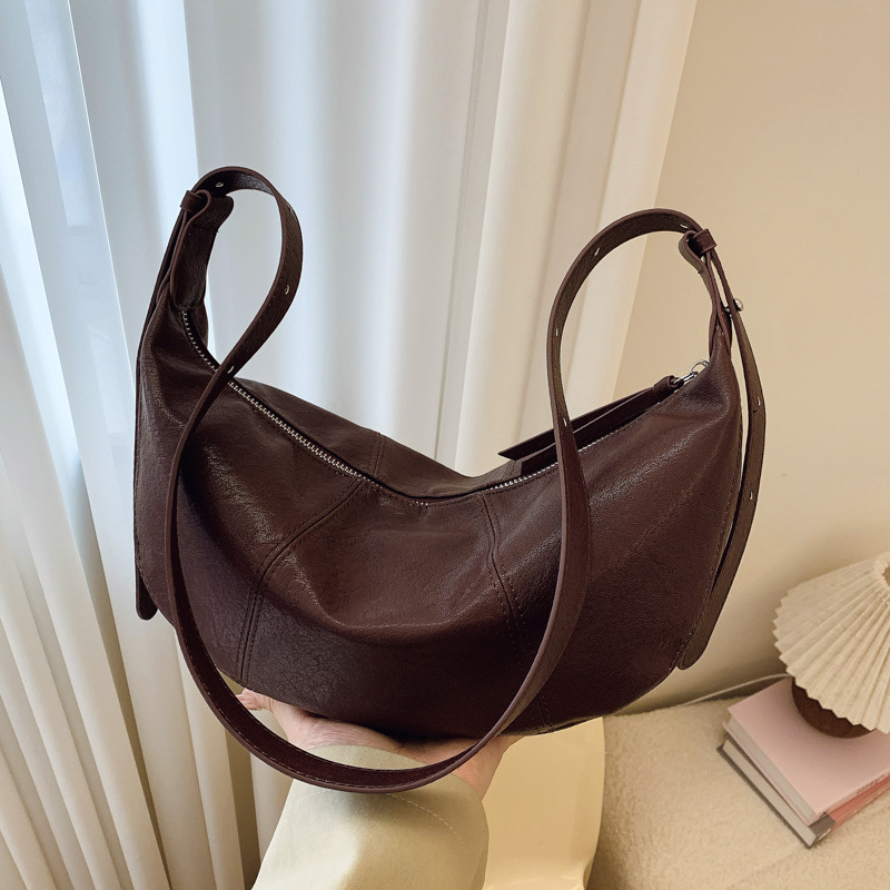 Retro bag with large capacity for women, 2024 new casual and niche design, crossbody horn bag, versatile for commuting, dumpling bag full figure