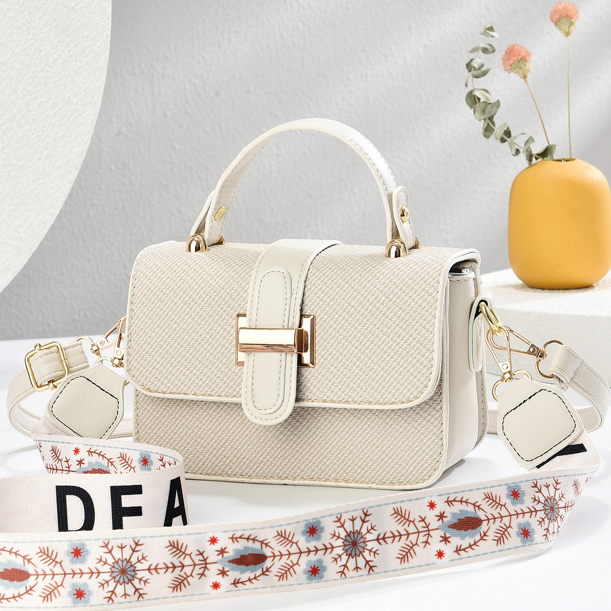 Wholesale popular Instagram wide shoulder strap bag for women, 2025 new Korean version single-shoulder crossbody fashionable fabric pattern small square bag details Picture