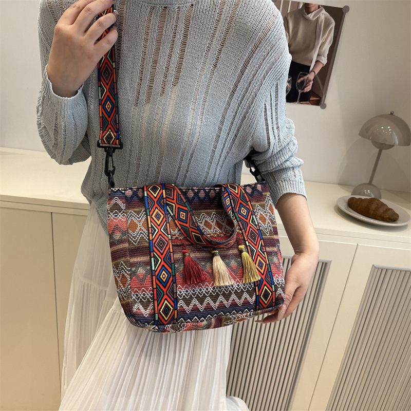 A large-capacity, fashionable and simple tote bag with ethnic style, new Spring/Summer 2025, and a stylish lady's commuter bag Specification drawing