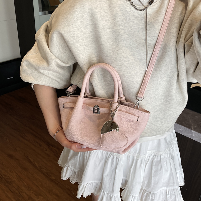 Cross-border retro pleated simple handbag for women, 2025 new Korean style casual commuting bag, fashionable crossbody tote bag details Picture