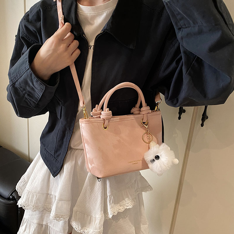 A high-end and niche design bag for women, a new trendy and fashionable single-shoulder crossbody bag for women in 2025, and a hand-held bucket bag for women Application Scenario