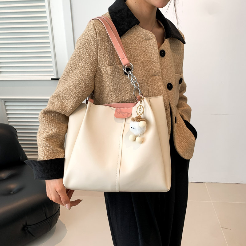 High-quality commuting large-capacity bag, 2023 new style women's bag, popular and versatile shoulder bag, fashionable tote bag details Picture