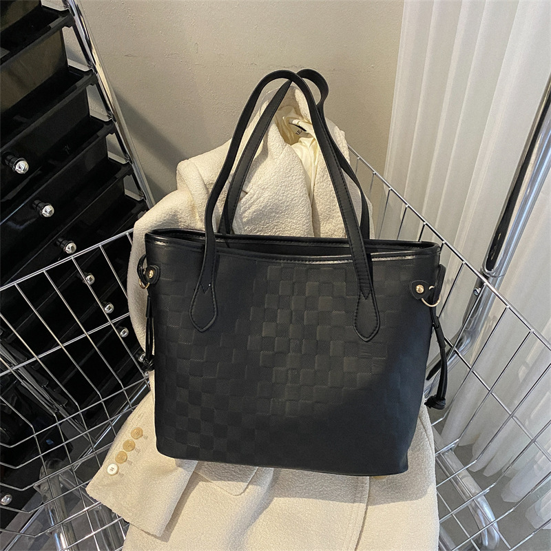 Large-capacity women's bag 2022 Autumn new style small checkered Korean-style commuter single-shoulder bag Diamond checkered fashionable hand-held tote bag full figure