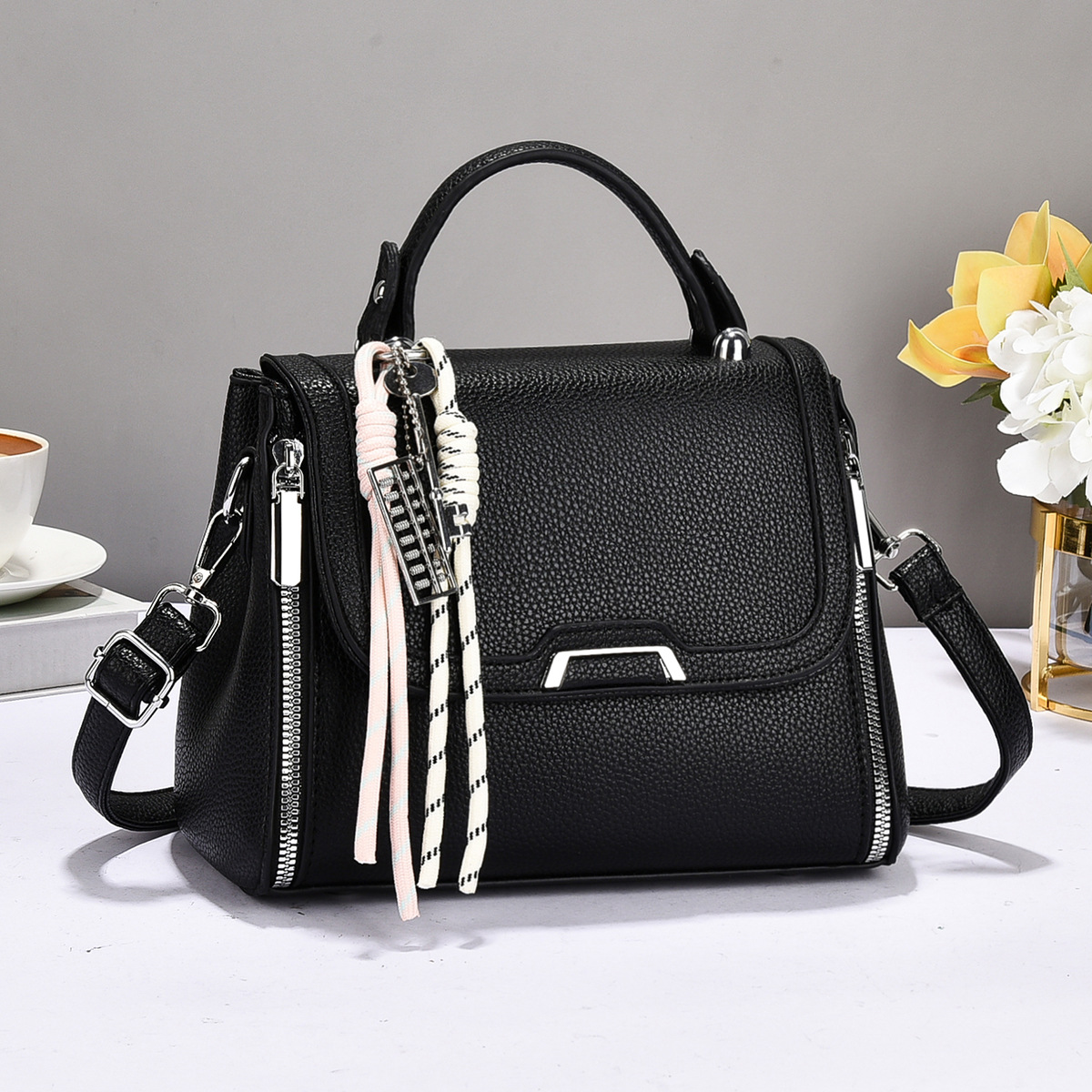 A new, versatile, large-capacity handbag with a soft leather, retro, single-shoulder, small square bag for cross-border women full figure