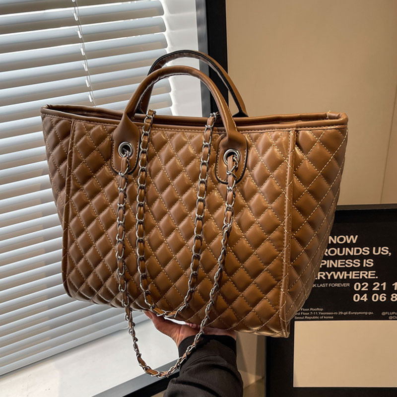 Diamond-shaped chain large bag for women 2024 solid color new trendy, versatile, large-capacity, stylish and fashionable single-shoulder handbag full figure