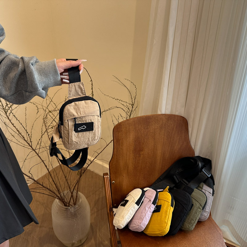 The 2025 summer new multi-functional sports crossbody bag, large-capacity waterproof crossbody bag, fashionable and trendy mobile phone bag Application Scenario