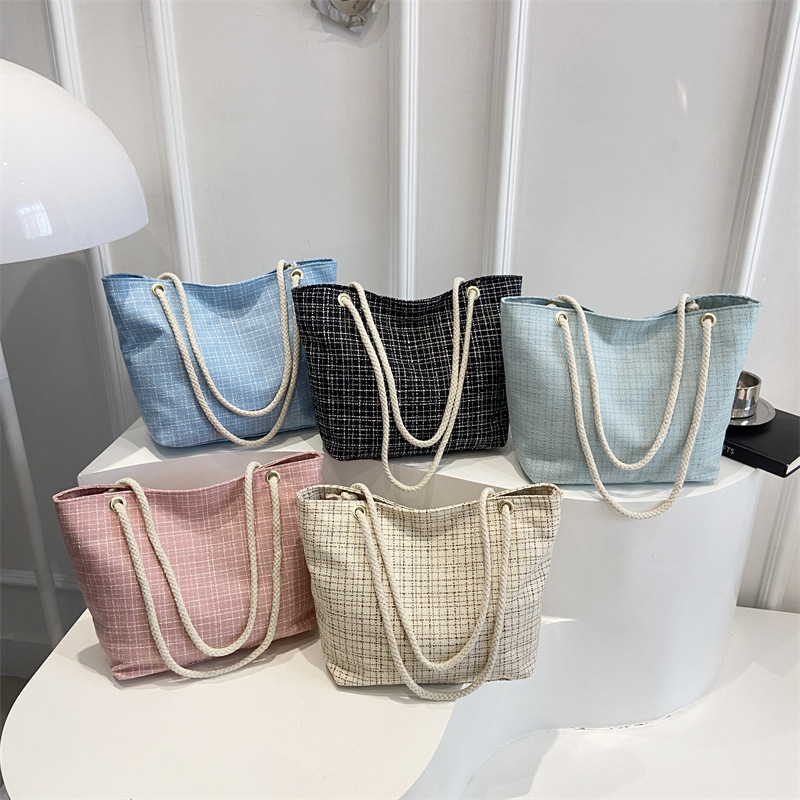 Single-shoulder bag, artistic women's large bag, 2025 new Korean-style fashionable canvas bag, trendy large-capacity handbag Application Scenario