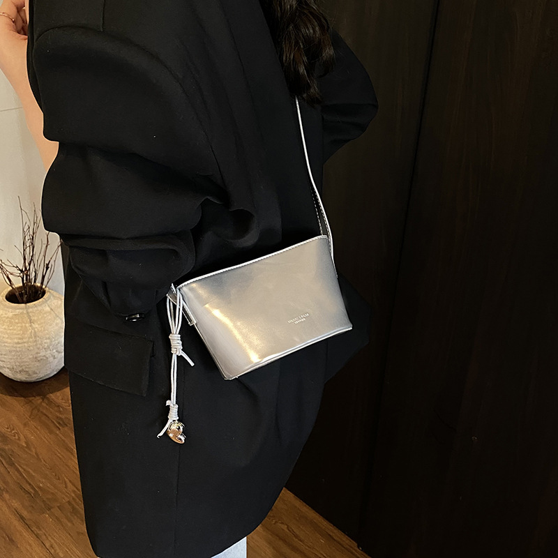 This high-end and stylish hand-held bucket bag with lychee pattern is a new model for women in 2025. It is a trendy and versatile single-shoulder crossbody bag Application Scenario