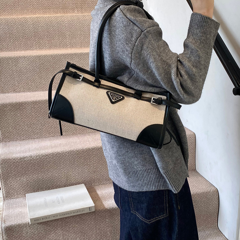 Korean-style simple single-shoulder underarm bag, fashionable and retro work commuting bag for women, new 2024 niche design bag Application Scenario