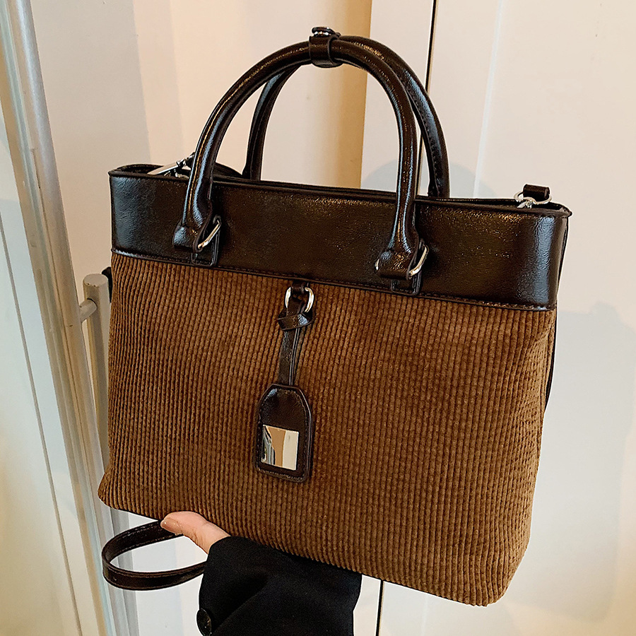 A niche design with a retro and high-end feel, Instagram-trendy hand-held tote bag for women, a new 2024 fashionable and casual crossbody bag full figure