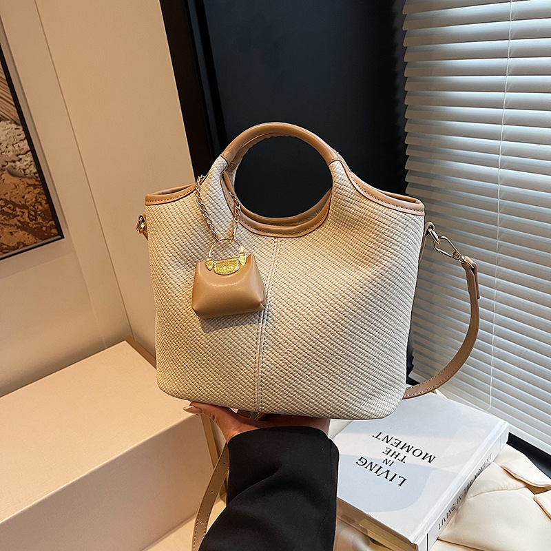 A new retro and versatile crossbody bag for women in 2025, a high-end hand-carry casual bucket bag for work Specification drawing