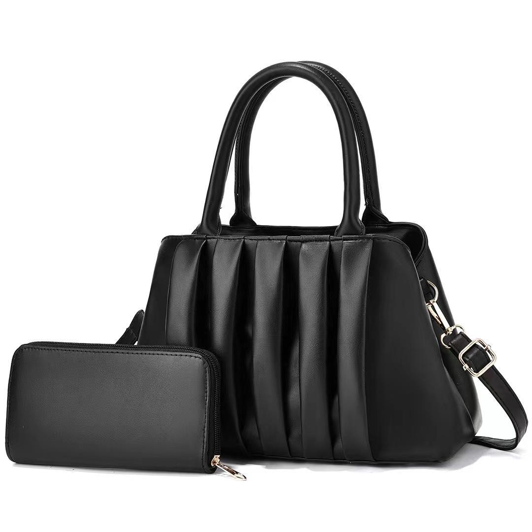 This year, a new high-end two-piece set of single-shoulder crossbody bag with cloud pleats is in vogue full figure