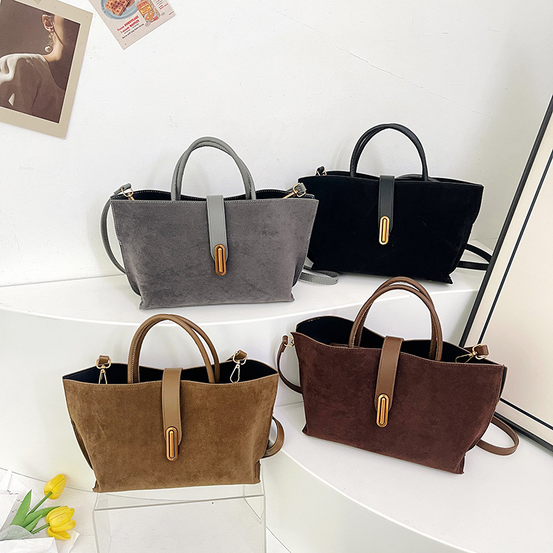 2024 New style textured and elegant handbag, fashionable commuting large-capacity tote bag, fleece single-shoulder crossbody bag Application Scenario