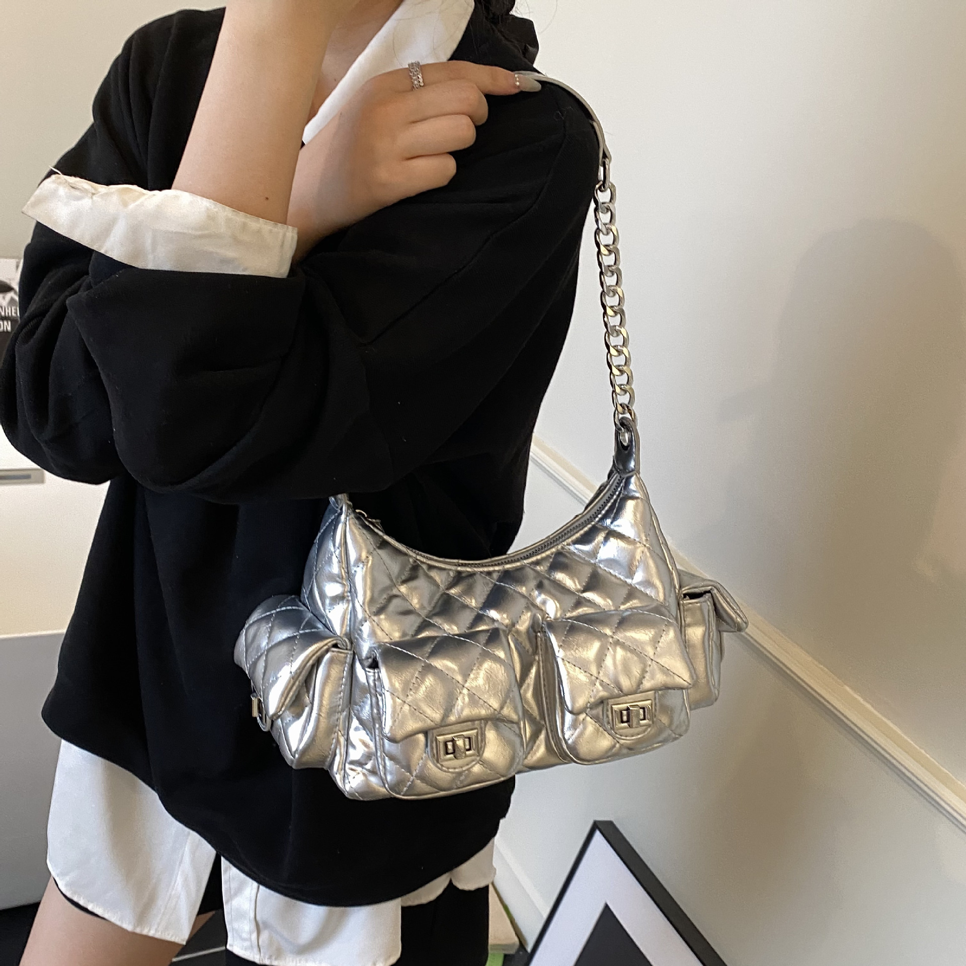 Xiaoxiangfeng multi-pocket chain underarm bag for women, new Spring/Summer 2025, high-end and fashionable diamond-shaped crossbody bag, trendy Application Scenario