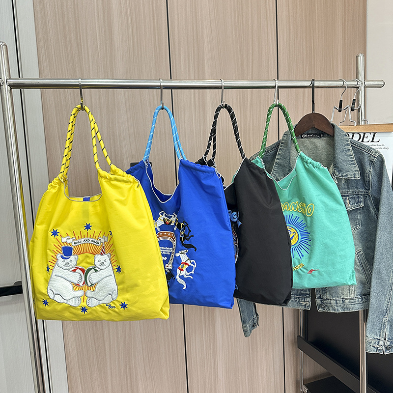 Japanese-style embroidered shopping bags, large-capacity handbags, fashionable nylon embroidered crossbody bags, commuting single-shoulder bucket bags Application Scenario