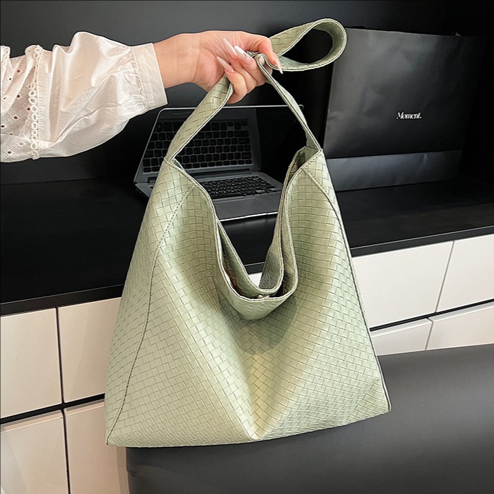 Korean trendy diamond-shaped woven bucket bag for women 2025 new style, simple and versatile, large-capacity casual and fashionable single-shoulder bag full figure