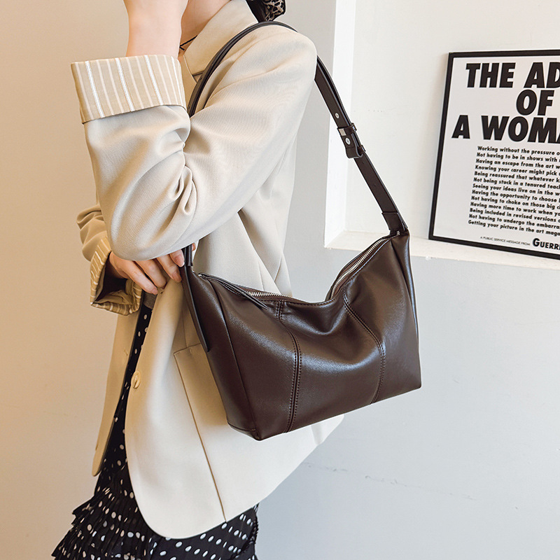 A trendy and niche single-shoulder underarm bag for women in 2025, a new casual soft dumpling bag, simple and versatile crossbody bag Specification drawing