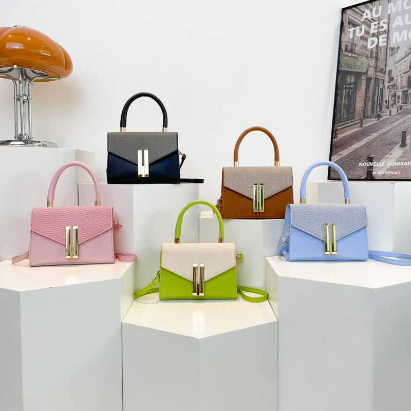 "2025 New bags, a trendy single-shoulder small square bag, casual and stylish crossbody bag for women. Application Scenario