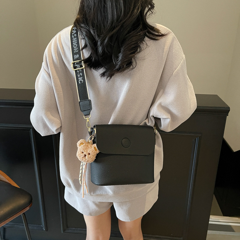 A retro solid color simple women's bag, a new summer model for women in 2025, with a high-end texture and stylish wide shoulder strap Application Scenario