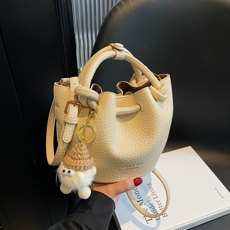 Korean-style simple handbag, fashionable and versatile for work and commuting, a new 2025 simple and high-end crossbody bag for women full figure