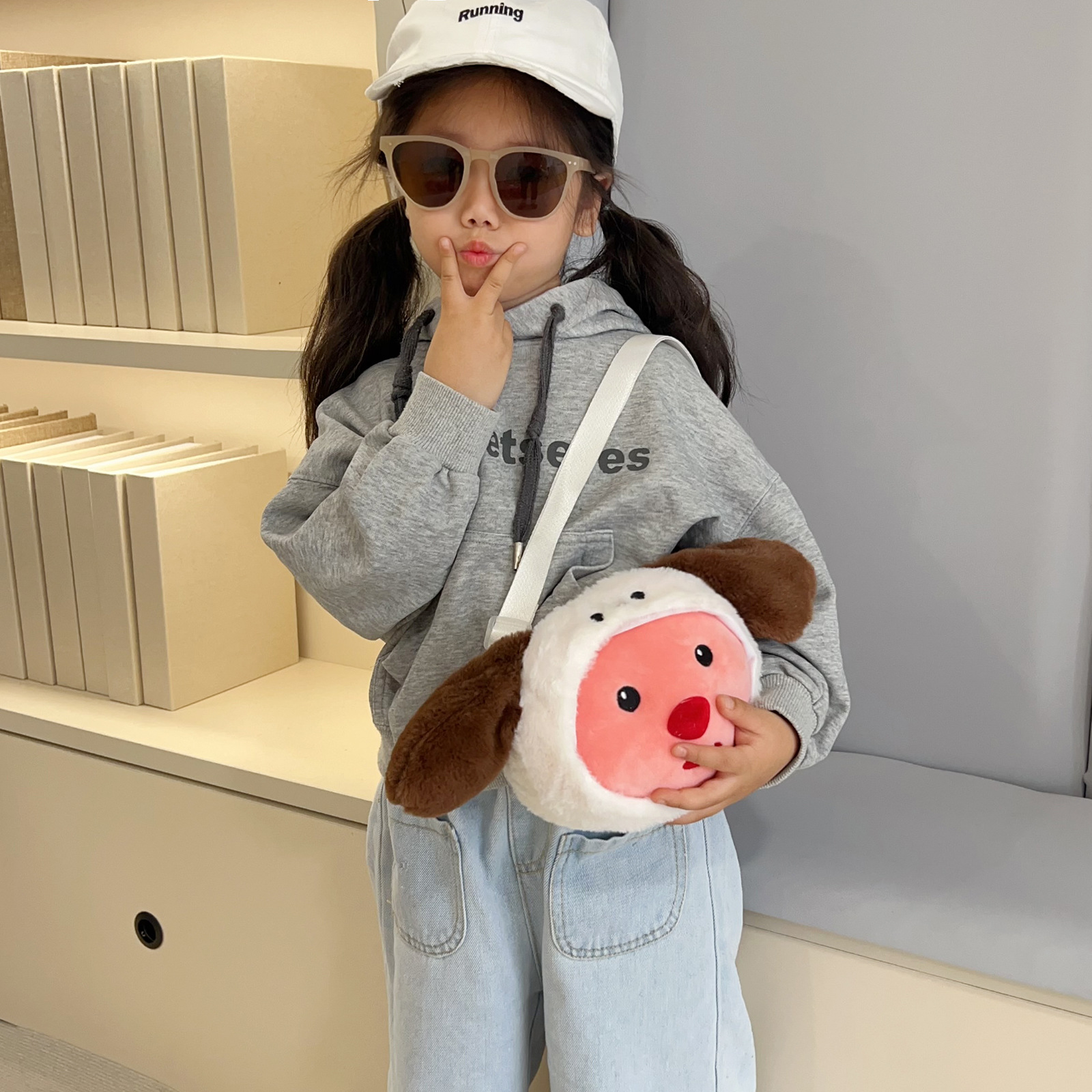 The popular cartoon crossbody bag, cute beaver single-shoulder, fashionable autumn and winter plush children's new single-shoulder bag details Picture
