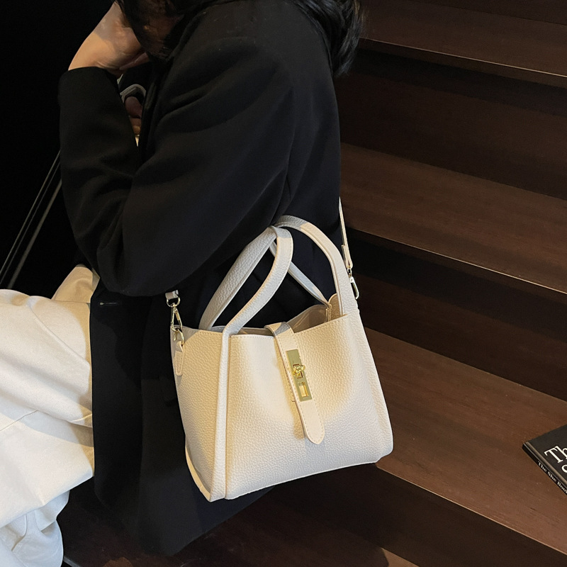 This is a new 2025 trendy, fashionable, casual and versatile single-shoulder bag for women with lychee patterns. It is also a commuter crossbody bucket bag Application Scenario