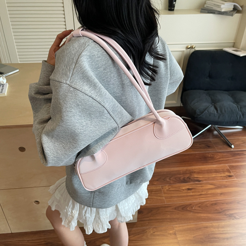Korean style fashionable underarm bag, niche high-end handbag, women's 2025 new versatile baguette bag, trendy single-shoulder bag details Picture