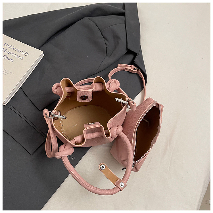2025 New style fashionable pleated hand-held bucket bag for women, retro and versatile soft leather mother-and-child bag, casual single-shoulder crossbody bag Application Scenario