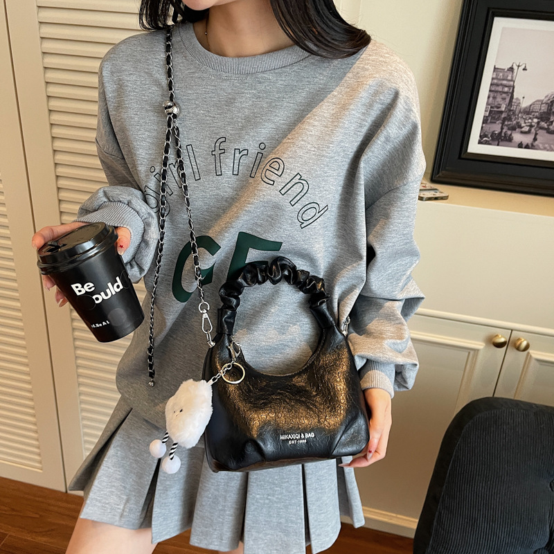 The 2025 summer new trendy and fashionable pleated small square bag is a stylish, light luxury, versatile and casual single-shoulder crossbody bag Application Scenario