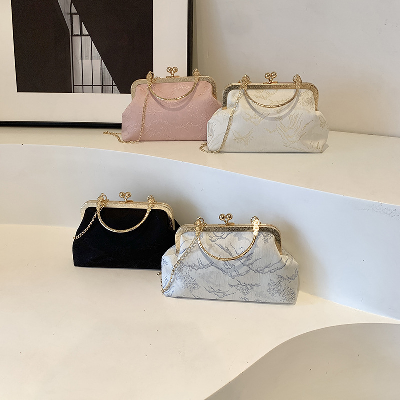 Cross-border quality handbag, women's 2024 new trendy and fashionable handbag, clasp bag, niche design, single-shoulder shell bag Application Scenario