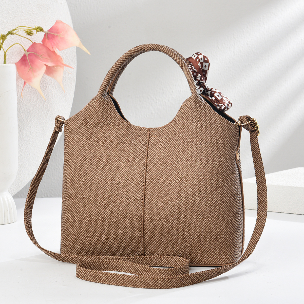 The new 2025 high-end, niche and versatile mom's hand, shoulder, crossbody bag, bucket, women's bag and handbag are available for delivery Application Scenario