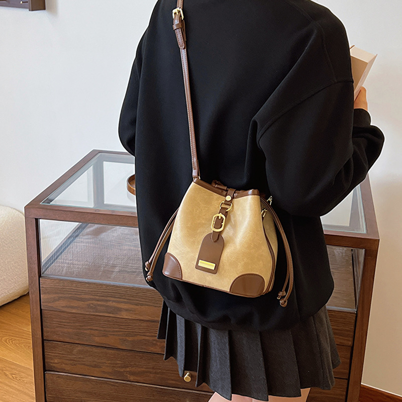 The color-blocking bucket bag is a new trendy and fashionable single-shoulder bag for women in the autumn and winter of 2023, featuring a Korean-style quality crossbody bag details Picture