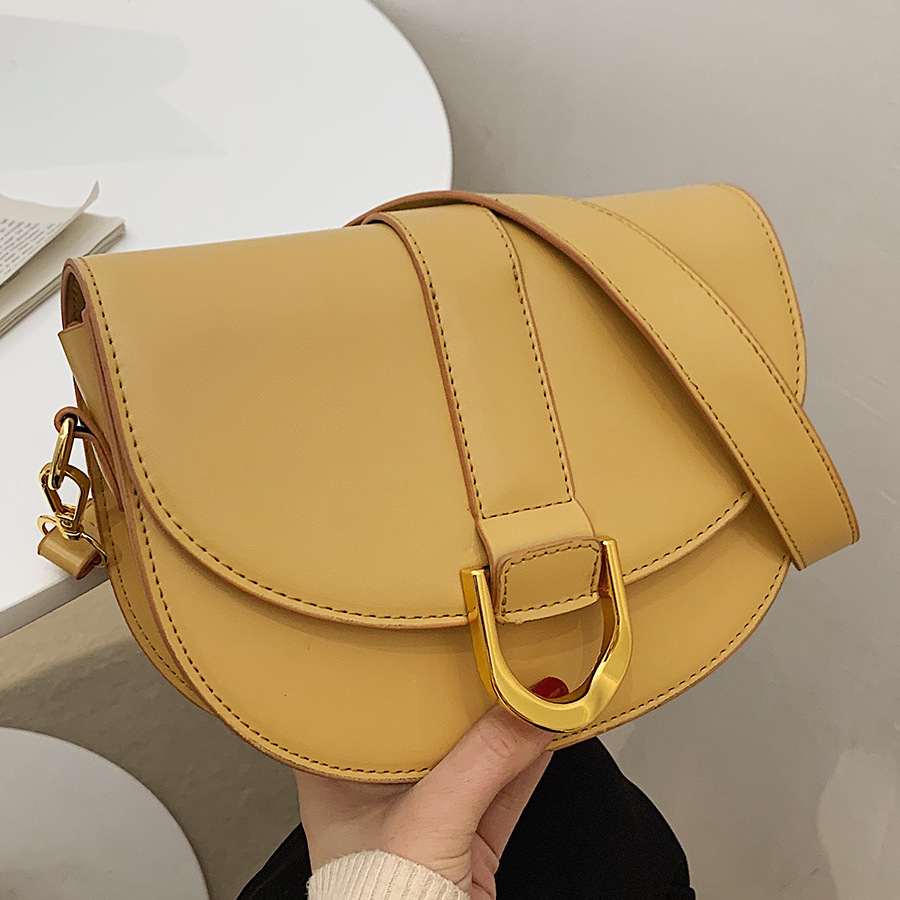 A high-end and niche design bag, a new fashion crossbody bag for women in 2025, simple solid color single-shoulder armpit saddle bag full figure