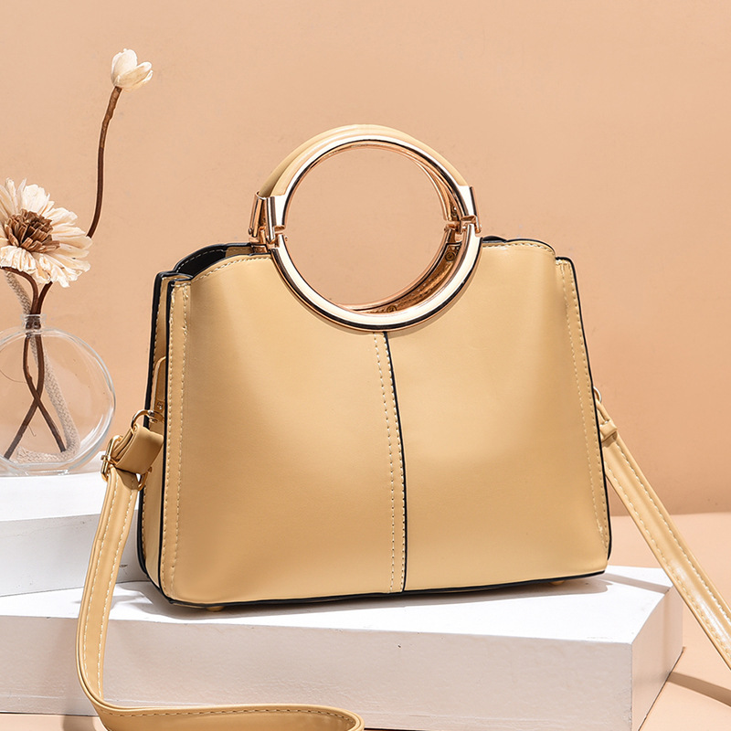 The new round handbag is a Korean version of a fashionable women's single-shoulder crossbody bag. It is simple, large-capacity and multi-layered for women Specification drawing