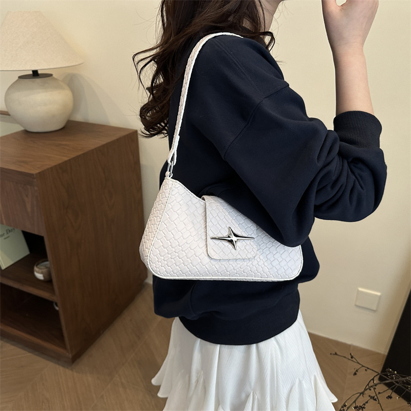 A simple and retro European and American women's bag for spring 2025, a versatile solid color single-shoulder underarm bag for women details Picture