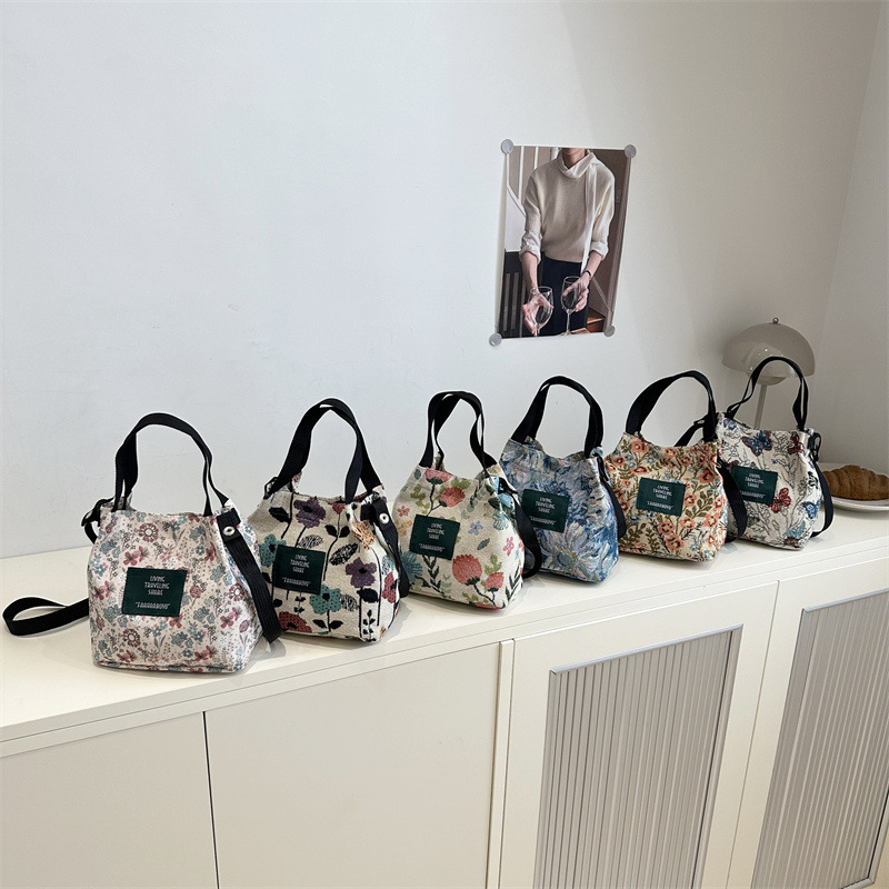 Retro forest-themed oil painter shoulder canvas bag, 2025 new style laid-back commuter women's bag, casual bag Application Scenario