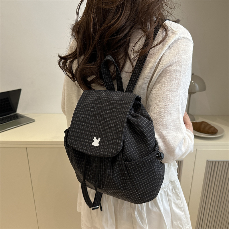 The new 2025 Korean-style casual large-capacity handbag for women is a trend of lightweight checkered hand-carried backpacks for college students Specification drawing