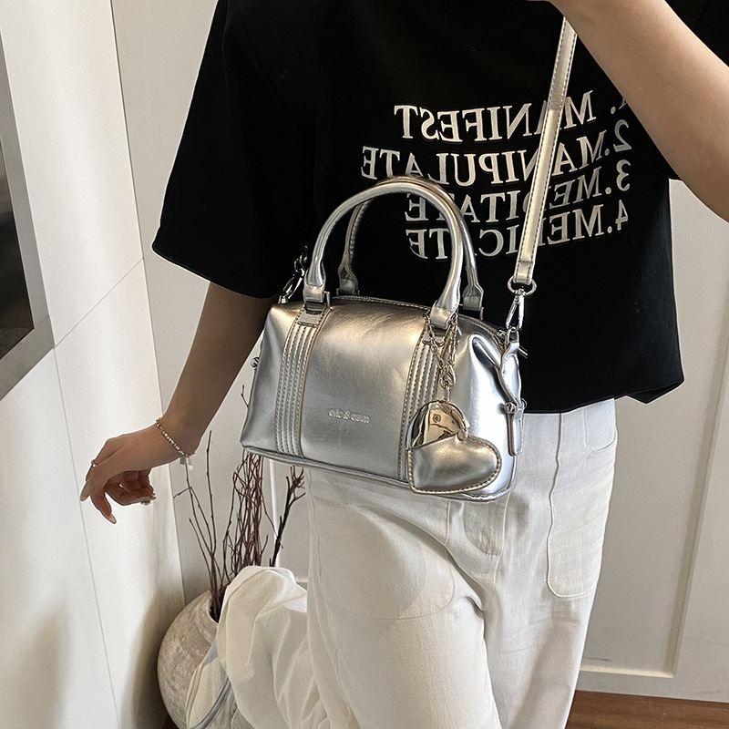 A high-end, elegant, niche, simple and fashionable handbag for women, a new 2025 casual and versatile single-shoulder crossbody pillow bag details Picture