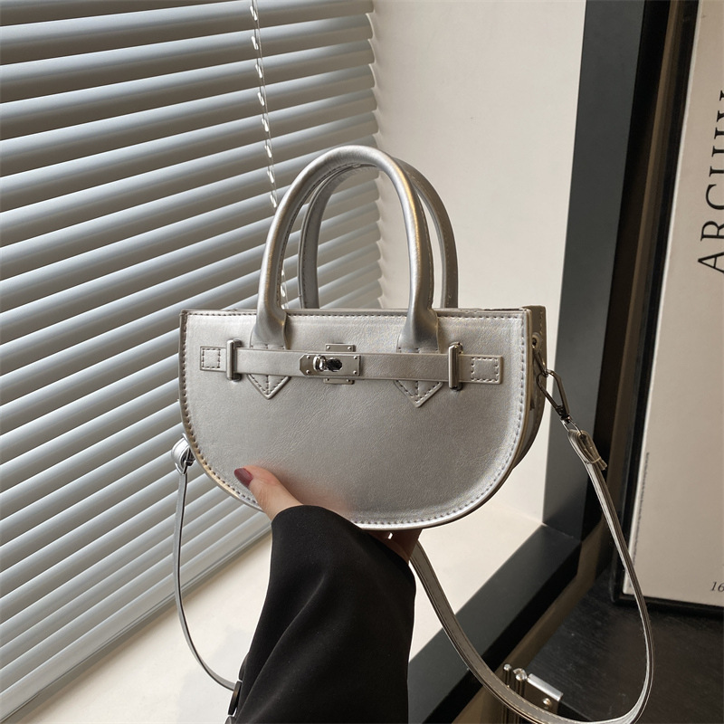 This year, a new spring 2025 niche crossbody bag for women is in vogue. It's a trendy, fashionable and high-quality single-shoulder bag full figure