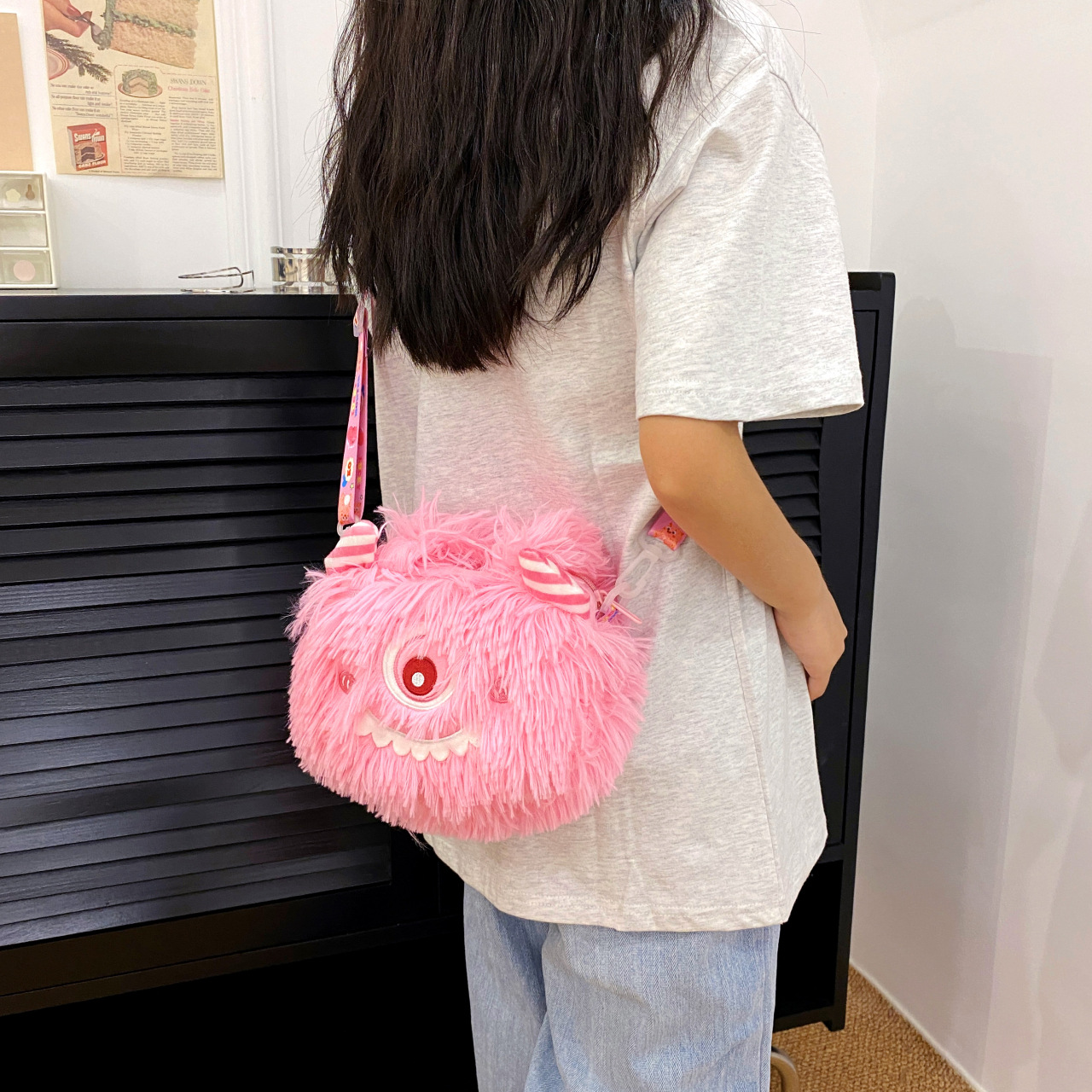 Cute one-eyed monster, furry, single-shoulder crossbody bag, mobile phone bag, women's bag, trendy Specification drawing