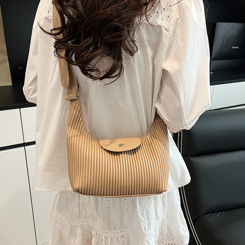 A trendy and simple pleated handbag for women in 2025, a stylish and fashionable single-shoulder bag for commuting, and a versatile crossbody bag Specification drawing