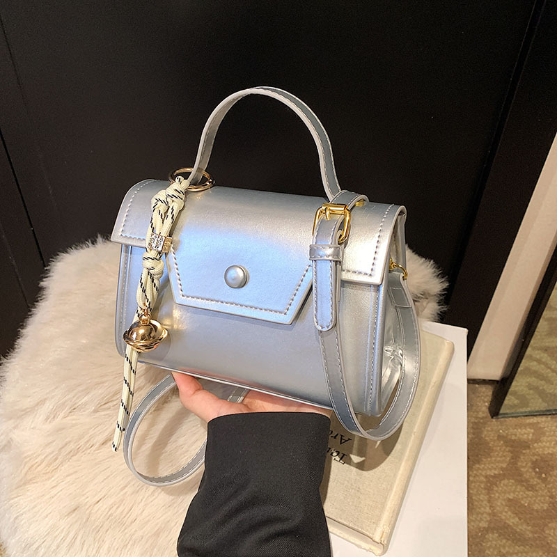 This year, a high-end and stylish hand-carried small square bag for women in 2025 is in vogue. It features a solid color, chic and niche single-shoulder crossbody bag Application Scenario