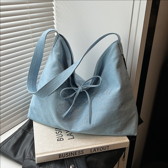 A niche design, fashionable, large-capacity, trendy canvas bag for women 2025, a new stylish casual commuting single-shoulder crossbody bag full figure