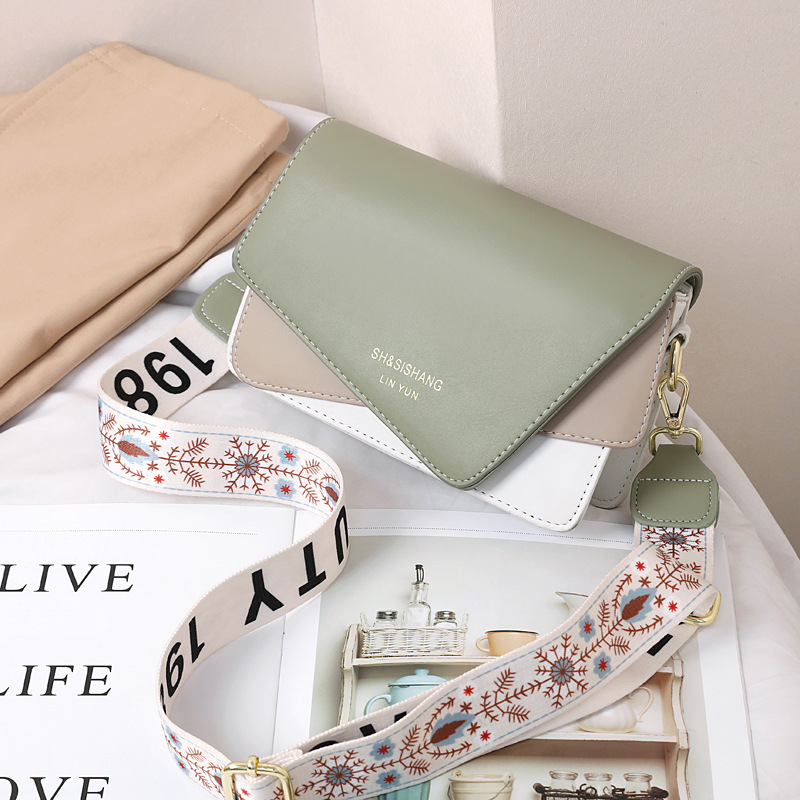 The 2022 new envelope bag, irregular crossbody bag, popular student small bag, mini single-shoulder, ins style Application Scenario