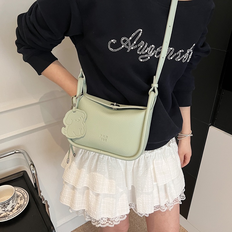 New Spring/Summer 2025 niche design handbag, women's high-end fashion single-shoulder bag, trendy and versatile crossbody bag Application Scenario