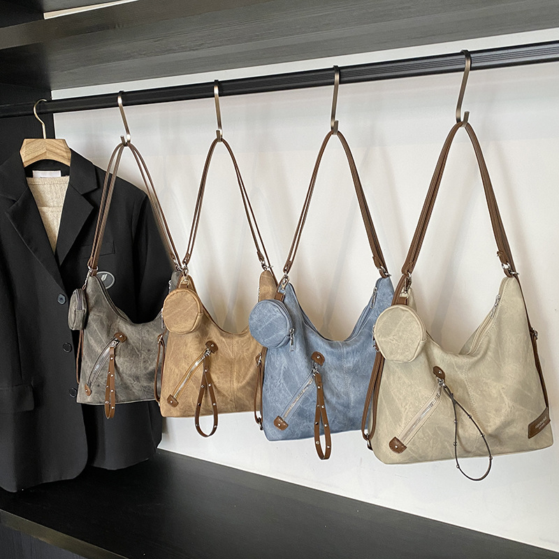 2025 New Korean version niche single-shoulder bag, multi-functional fashionable backpack, retro large-capacity commuter tote bag for women Application Scenario