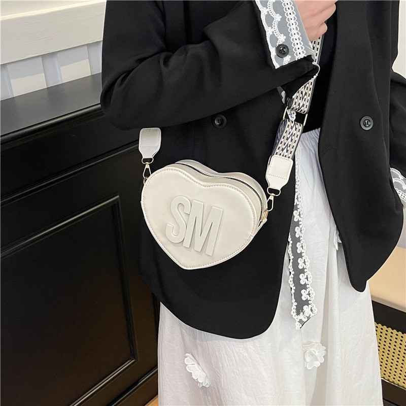 This 2025 new stylish women's bag is a solid color heart-shaped lettered bag with a touch of European and American fashion. It is a stylish single-shoulder crossbody bag details Picture