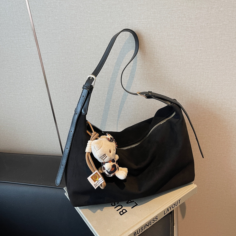 The 2024 new stylish and versatile leopard print underarm bag exudes a sense of sophistication for women. It features a niche design and is a trendy single-shoulder crossbody bag Specification drawing