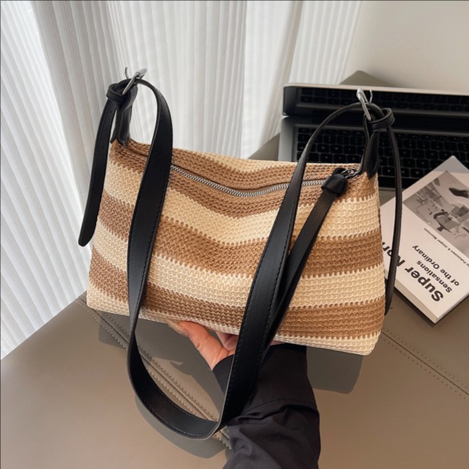 The new striped straw bag for summer 2025 is a versatile hand-held underarm bag with a beach vacation style, a single-shoulder bag and a casual crossbody bag full figure